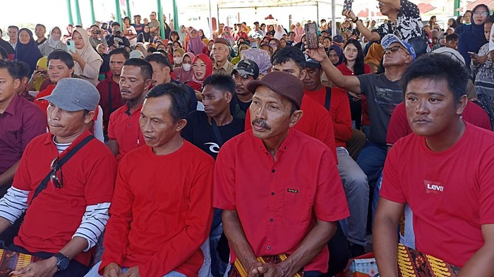 Mensos Risma bagikan perahu untuk nelayan di Bangka Belitung (Babel), Selasa (4/7/2023).