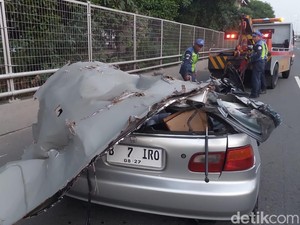 Potret Estilo Ringsek Usai Tabrak Tiang Lampu hingga Terbalik di Tol