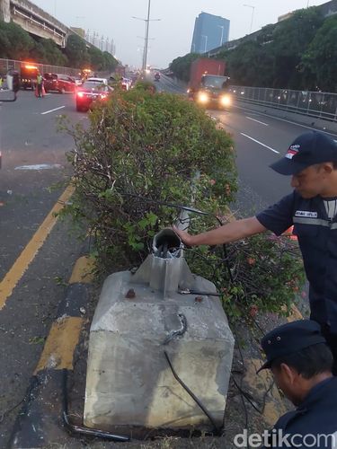 Momen ngeri Estilo menabrak tiang lampu tol dan terpental terbalik