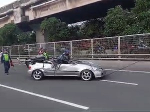 Detik-detik Ngeri Estilo Tabrak Tiang Lampu Tol hingga Terpental-Terbalik