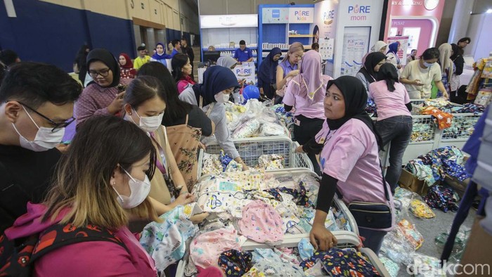 Pameran kebutuhan ibu dan bayi tengah digelar di ICE BSD, Tangerang. Pameran ini diserbu para ibu dan keluarga muda.