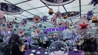 Radient Garden menghadirkan suasana cerah dengan instalasi bunga-bunga yang berwarna ungu. Di sana terpampang tagline New Life, New Love, New Look. Traveler diajak untuk mencintai diri sendiri dan bersiap move on dari kegalauan yang melingkupi. Foto: Putu Intan/detikcom