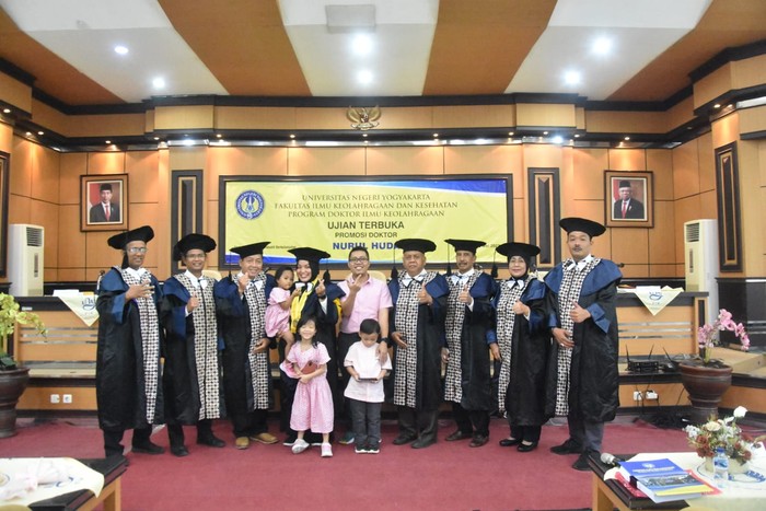 Nurul Huda di Promosi Doktor UNS