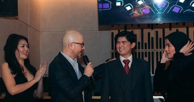 Ada pula momen ketika anak Olla Ramlan bersama Alex Tian, Sean Michael Alexander berulang tahun ke-17. Olla Ramlan tampak hadir mengenakan busana hitam senada dengan Melina Tian, mantan suami, serta putranya. Foto: Instagram @melinaatian, @ollaramlan