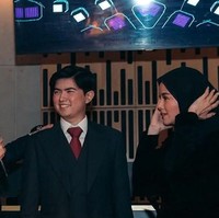 Ada pula momen ketika anak Olla Ramlan bersama Alex Tian, Sean Michael Alexander berulang tahun ke-17. Olla Ramlan tampak hadir mengenakan busana hitam senada dengan Melina Tian, mantan suami, serta putranya. Foto: Instagram @melinaatian, @ollaramlan