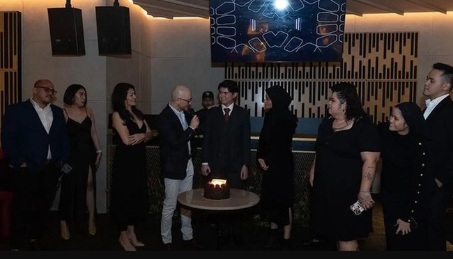 Meski sudah tidak suami-istri, Olla Ramlan dan Alex Tian tetap akur. Olla Ramlan dan Alex Tian menikah pada 2003 dan bercerai 2010.  Foto: Instagram @melinaatian, @ollaramlan