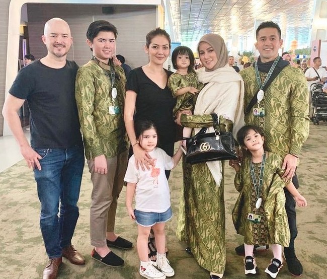 Ada pun momen ketika Olla Ramlan dan Melina Tian pose bersama sebelum sang selebriti berangkat umrah. Alex Tian pun turut mendampingi kala itu. Foto: Instagram @ollaramlan