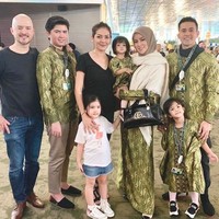 Ada pun momen ketika Olla Ramlan dan Melina Tian pose bersama sebelum sang selebriti berangkat umrah. Alex Tian pun turut mendampingi kala itu. Foto: Instagram @ollaramlan