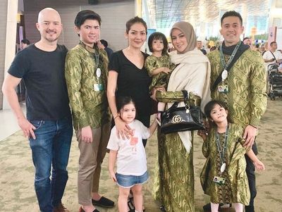 6 Potret Olla Ramlan dan Istri Mantan Suami, Dekat Bak Bestie