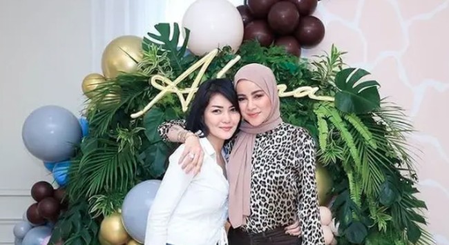 Ini momen ketika Olla Ramlan dan Melina Tian saling merangkul ketika hadir di ulang tahun anak. Keduanya tampak akur bak bestie yang selalu berdekatan. Foto: Instagram @melinaatian, @ollaramlan