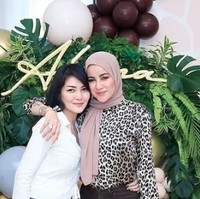 Ini momen ketika Olla Ramlan dan Melina Tian saling merangkul ketika hadir di ulang tahun anak. Keduanya tampak akur bak bestie yang selalu berdekatan. Foto: Instagram @melinaatian, @ollaramlan