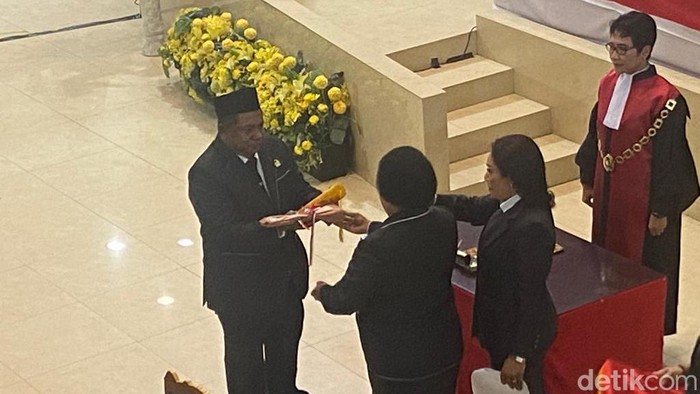 Pelantikan Ketua DPRD Sorong Erwin Ayal.