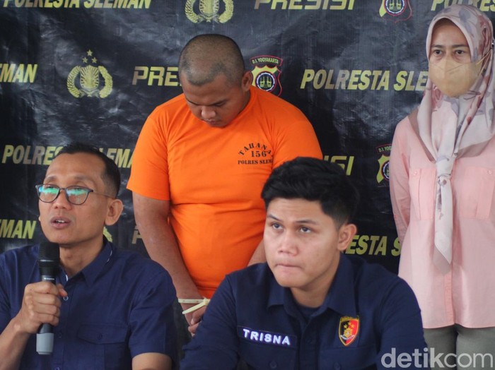 Pemerkosa siswi SMP, ARS (20), dihadirkan dalam konferensi pers di Mapolresta Sleman, Rabu (5/7/2023).