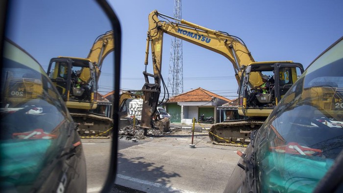 Pekerja menyelesaikan perbaikan jalur Pantura Losarang, Indramayu,Jawa Barat, Rabu (5/7/2023). Kementerian Pekerjaan Umum dan Perumahan Rakyat (PUPR) terus meningkatkan kemantapan jalan nasional Pantai Utara (Pantura) dengan total anggaran tahun 2023 sebesar Rp 1,33 triliun. ANTARA FOTO/Dedhez Anggara/foc.