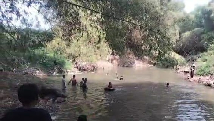 Pencarian korban di lokasi korban tenggelam
