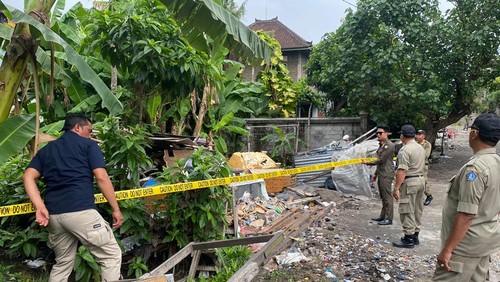 Satpol PP dan DLHK Badung menyegel lokasi pengepul barang rongsokan di Kerobokan Kaja, Kuta Utara, Badung, Rabu (5/7/2023).