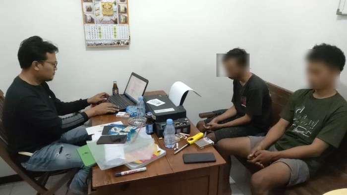 Polisi saat memeriksa tiga pelaku pengeroyokan di Juwana, Pati, Rabu (5/7/2023).
