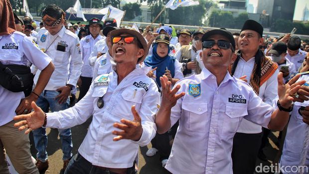 Ribuan perangkat desa yang tergabung dalam Asosiasi Perangkat Desa Seluruh Indonesia (Apdesi) menggelar unjuk rasa di depan gedung DPR, Jl Gatot Subroto, Jakarta, (5/7/2023). Mereka menuntut anggaran desa hingga 10 persen dari APBN. Selain itu mereka meminta jabatan kepala desa menjadi 9 tahun. Aksi berlangsung tertib.