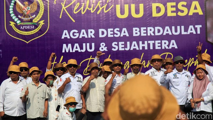 Ribuan perangkat desa yang tergabung dalam Asosiasi Perangkat Desa Seluruh Indonesia (Apdesi) menggelar unjuk rasa di depan gedung DPR, Jl Gatot Subroto, Jakarta, (5/7/2023). Mereka menuntut anggaran desa hingga 10 persen dari APBN. Selain itu mereka meminta jabatan kepala desa menjadi 9 tahun. Aksi berlangsung tertib.