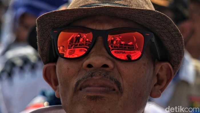 Ribuan perangkat desa yang tergabung dalam Asosiasi Perangkat Desa Seluruh Indonesia (Apdesi) menggelar unjuk rasa di depan gedung DPR, Jl Gatot Subroto, Jakarta, (5/7/2023). Mereka menuntut anggaran desa hingga 10 persen dari APBN. Selain itu mereka meminta jabatan kepala desa menjadi 9 tahun. Aksi berlangsung tertib.