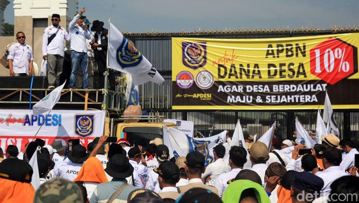 Ribuan perangkat desa yang tergabung dalam Asosiasi Perangkat Desa Seluruh Indonesia (Apdesi) menggelar unjuk rasa di depan gedung DPR, Jl Gatot Subroto, Jakarta, (5/7/2023). Mereka menuntut anggaran desa hingga 10 persen dari APBN. Selain itu mereka meminta jabatan kepala desa menjadi 9 tahun. Aksi berlangsung tertib.