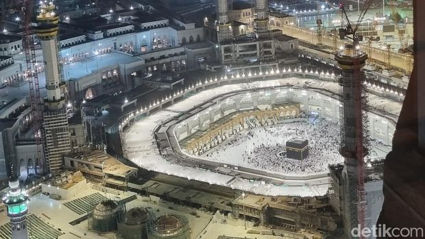 Meskipun terlihat sama, haji dan umrah memiliki perbedaan pada pengertian dan tata cara pelaksanaannya. Simak info lengkap soal perbedaan haji dan umrah!