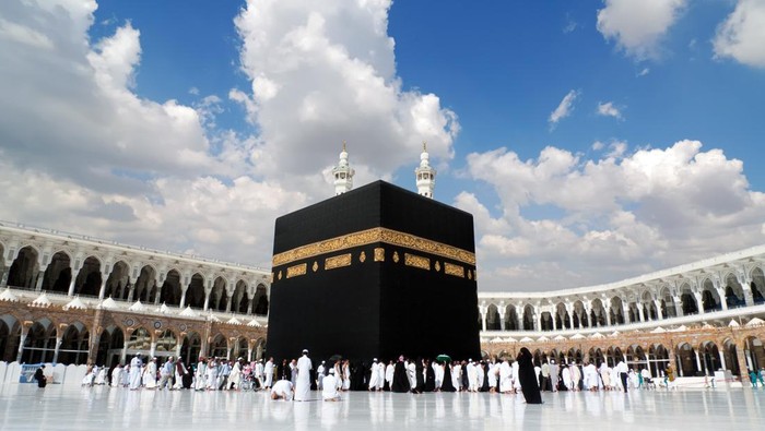 Meskipun terlihat sama, haji dan umrah memiliki perbedaan pada pengertian dan tata cara pelaksanaannya. Simak info lengkap soal perbedaan haji dan umrah!