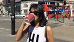 Pesona Raihaanun Saat Ngopi dan Makan Bareng Sahabat