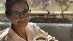Pesona Raihaanun Saat Ngopi dan Makan Bareng Sahabat