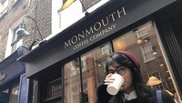 Bukti lain kalau Raihaanun penggemar kopi. Saat di London, ia mampir ke Monmouth Coffee Company. Foto: Instagram raihaanun