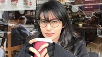 Kalau ini momen Raihaanun menyeruput Costa Coffee di gerainya. Cup merah yang ia pegang terlihat begitu ikonik. Foto: Instagram raihaanun