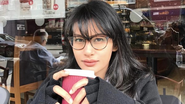 Pesona Raihaanun Saat Ngopi dan Makan Bareng Sahabat