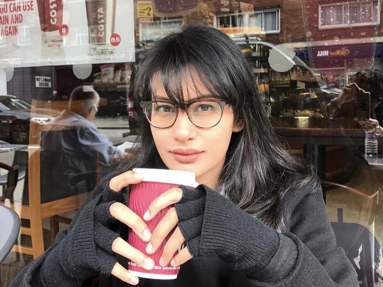 Pesona Raihaanun Saat Ngopi dan Makan Bareng Sahabat