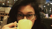 Raihaanun tak memberi tahu minuman apa yang diseruputnya dari gelas hijau itu. Jangan-jangan kopi yang memang jadi favoritnya ya? Foto: Instagram raihaanun