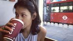 Pesona Raihaanun Saat Ngopi dan Makan Bareng Sahabat