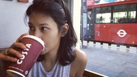 Its never too late for a coffee, tulis Raihaanun di Instagram. Finalis GADIS Sampul tahun 2003 ini sepertinya penggemar berat Costa Coffee. Foto: Instagram raihaanun