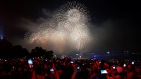 Warga tampak menikmati pesta kembang api untuk menyemarakkan hari kemerdeaan Amerika Serikat tersebut. Reuters/Amr Alfiky.