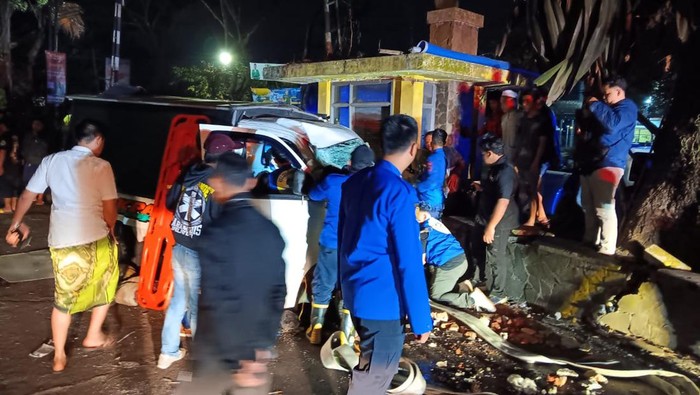 Petugas evakuasi penumpang pikap yang terjepit