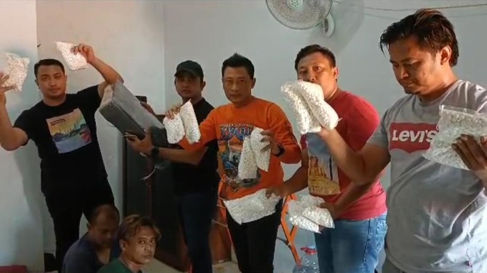 Polisi di Tuban menangkap 2 pengedar dan menyita 40 ribu pil karnopen