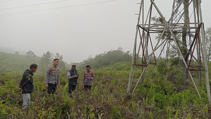 Polisi mengecek TKP Deni jatuh dari tower setelah tersengat listrik.