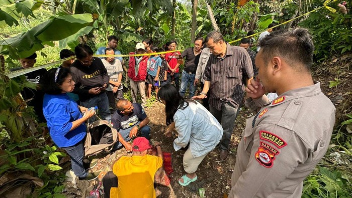 Polisi menggali kerangka manusia yang sempat dikubur warga di Cikupa, Kabupaten Tangerang.