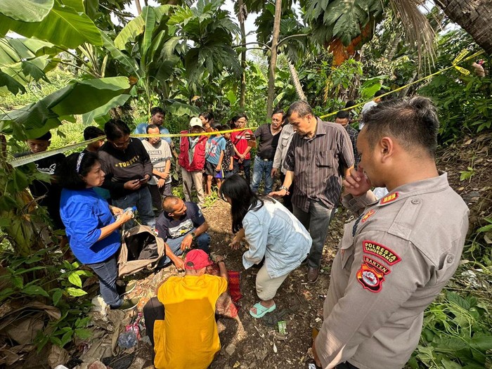 Polisi menggali kerangka manusia yang sempat dikubur warga di Cikupa, Kabupaten Tangerang.