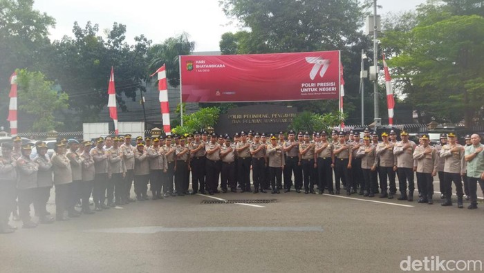 Polres Metro Jakarta Selatan menggelar upacara kenaikan pangkat 43 personel