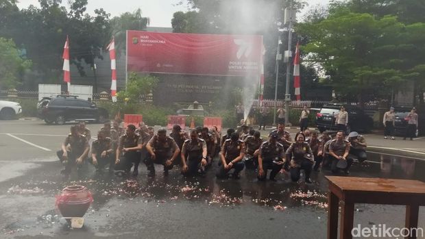 Polres Metro Jakarta Selatan menggelar upacara kenaikan pangkat 43 personel