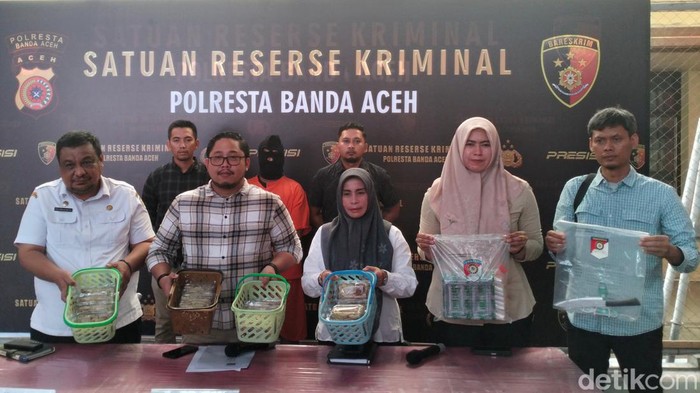 Polrestas Banda Aceh saat paparan kasus eksploitasi anak. (Agus Setyadi/detikSumut)