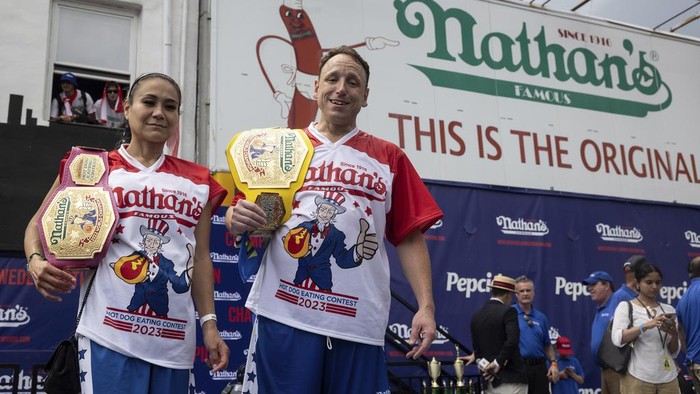 Potret Keseruan Lomba Makan Hot Dog Amerika Competitive eaters eat hot dogs during the 2023 Nathan's Famous Fourth of July hot dog eating contest in the Coney Island section of the Brooklyn borough of New York, Tuesday, July. 4, 2023. (AP Photo/Yuki Iwamura)