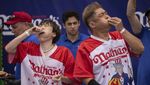 Potret Keseruan Lomba Makan Hot Dog Amerika