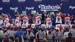 Potret Keseruan Lomba Makan Hot Dog Amerika