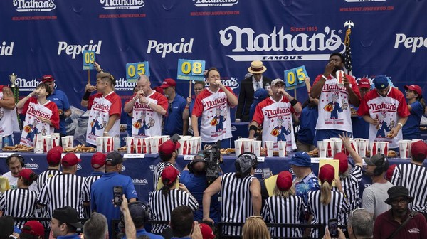 Potret Keseruan Lomba Makan Hot Dog Amerika