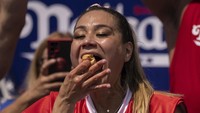 Miki Sudo, penduduk asli New York City, memenangkan kompetisi wanita untuk kesembilan kalinya dengan memakan 39,5 hot dog dalam 10 menit. Dia mencetak rekor dunia wanita pada tahun 2020 dengan 48,5 hot dog.  